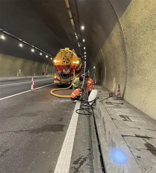 新昌隧道排水渠清淤